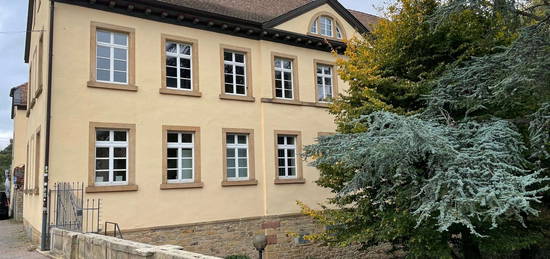 Büroeinheit mit kleiner integrierter Wohnung in renoviertem Altbau