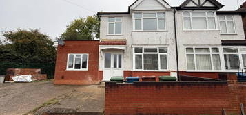 4 bed semi-detached house to rent