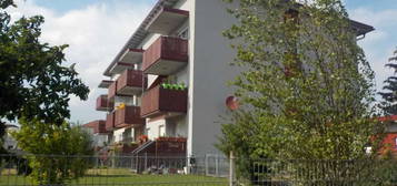 Hochwertige und sonnige Wohnung mit Einbauküche, großen Balkon und 2 Tiefgaragenplätzen in Zentrumslage