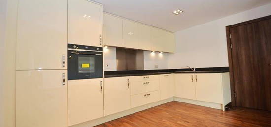 Flat to rent in Kings Mill Way, Denham, Uxbridge UB9