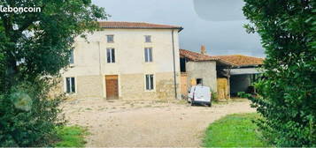 Maison de campagne, prairies et bois