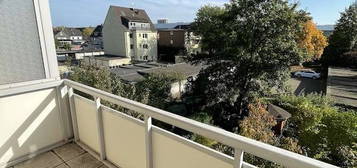 Helle Dreizimmerwohnung mit modernem Wannenbad und großem Balkon