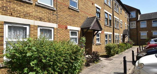 Flat to rent in West Street, Erith, Kent DA8