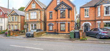 Flat to rent in Farnham Road, Guildford, Surrey GU2