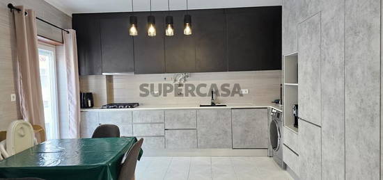 **T3+1 Remodelado junto à Escola Raúl Proença c/ 3 Quartos + Anexo transformado c/ cozinha, wc e espaço amplo**