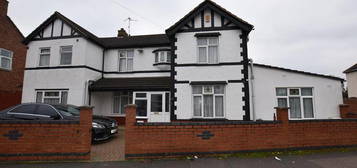 5 bedroom detached house to rent