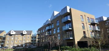 Flat to rent in Kings Mill Way, Uxbridge UB9