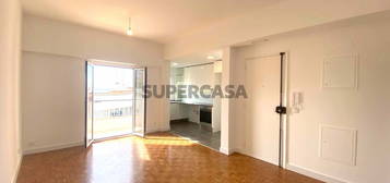 Arrenda-se Apartamento T1 Remodelado na Cruz Quebrada com vista Mar