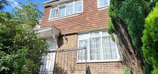 3 bed semi-detached house to rent