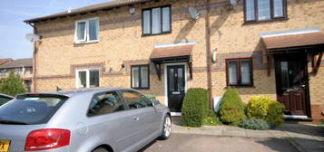 Terraced house to rent in Dovedale, Luton LU2