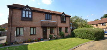 Flat to rent in Parkhurst Grove, Horley RH6