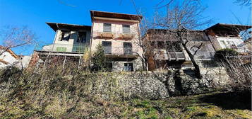 Casa Indipendente in Frazione Chionea.