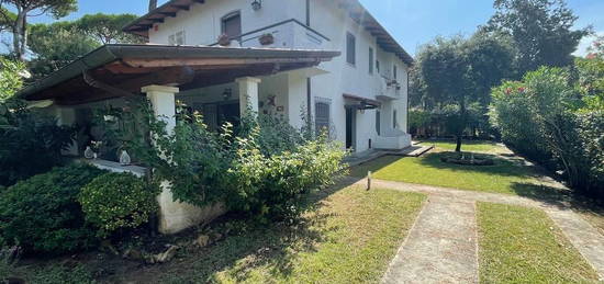 Villa bifamiliare, buono stato, 150 m², Vittoria Apuana, Forte dei Marmi