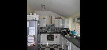 5 bed semi-detached house to rent