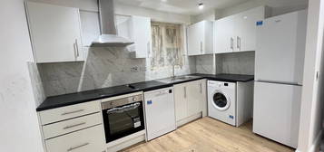 Flat to rent in Paragon Road, London E9