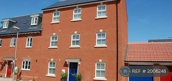 5 bedroom semi-detached house