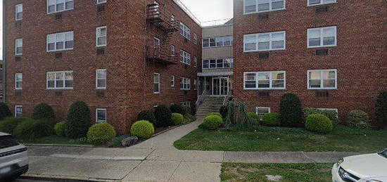 420 Broad Ave, Palisades Park, NJ 07650