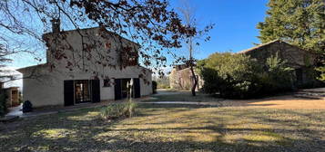 Maison de village à vendre à Séguret avec une piscine,une maison d'amis, une grange, un jardin et une oliveraie