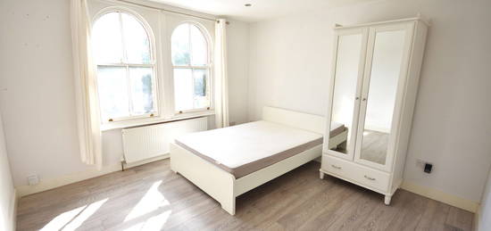 Flat to rent in Whitechapel Road, Whitechapel E1