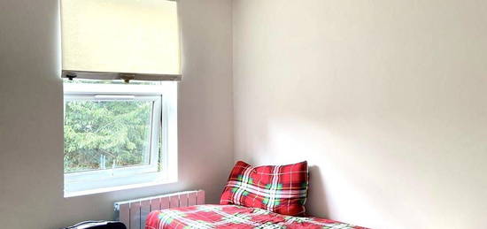 Studio to rent in Oxford Road, London N9