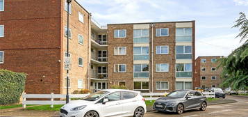 Flat to rent in Hansart Way, Enfield EN2