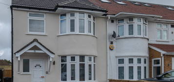 Detached house to rent in Chaucer Avenue, Hounslow TW4