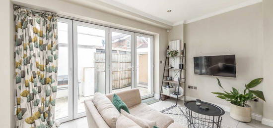 Flat for sale in Queenstown Road, London SW8