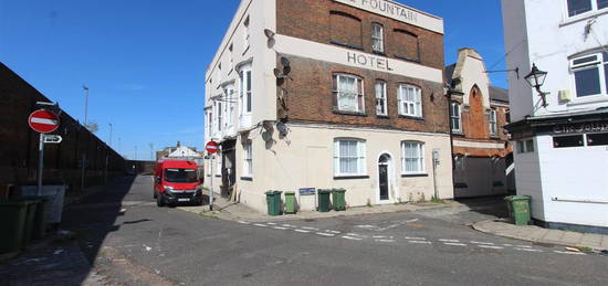 Flat to rent in West Street, Sheerness ME12