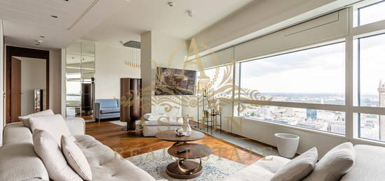 Exquisite apartment on 39th floor on Złota 44