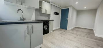 Studio to rent in Deeds Grove, High Wycombe HP12