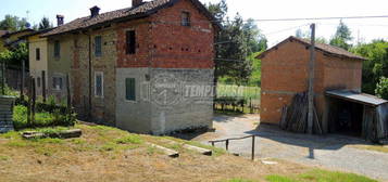 CASA SEMINDIPENDENTE CON RUSTICO E TERRENO.