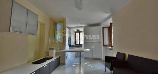 Appartamento ingresso indipendente, 2 camere, bagn