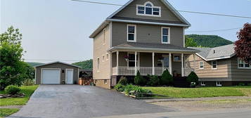 80 Lansdowne St, Campbellton, NB E3N 2M2