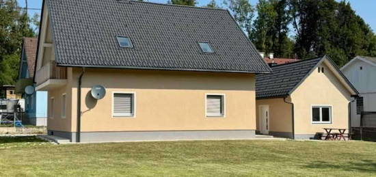 ZWEIFAMILIENHAUS - 2 GETRENNTE WOHNEINHEITEN - SEE- UND BERGNÄHE