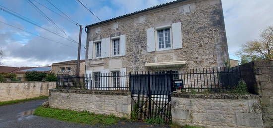 Maison charentaise à 5 min de SAINT-SAVINIEN