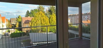 Bestlage-nahe Stadtzentrum, sanierte 2 ZI mit großem Balkon und Carport