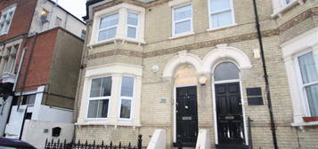 Flat to rent in Clarence Road, Southend-On-Sea SS1