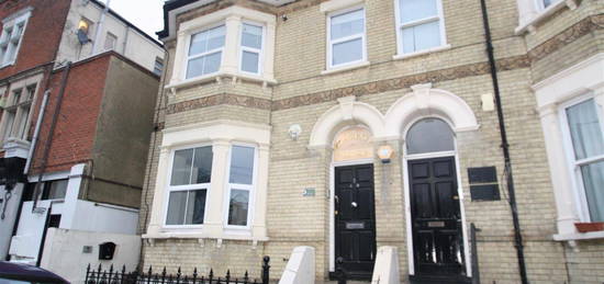 Flat to rent in Clarence Road, Southend-On-Sea SS1