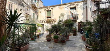 Ortigia - quadrivani cortile abela