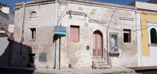 Casa indipendente in vendita in piazza Luigi Amati, 7