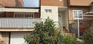 Chalet adosado en venta en calle Isla Cristina, 3