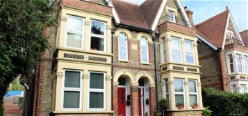 Maisonette to rent in London Road, High Wycombe HP11
