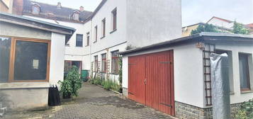 Wohnhaus mit Grundstückseinfahrt, Garage und Garten