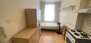 Studio to rent in Uxbridge Road, Sheperd's Bush, Hammersmith, London W12