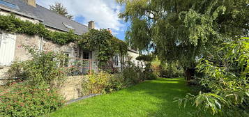 Belle longère à vendre sur les Bords de Loire dans un cadre bucolique offrant de beaux volumes et un joli jardin entièrement clos au calme