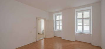 ++NEU++ Sanierungsbedürftige 2-Zimmer Altbau-Wohnung mit Balkonoption in zentraler Lage