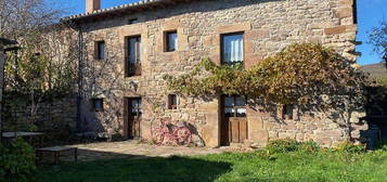 Casa en barrio Las Henestrosas en Valdeolea