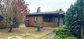 Freistehendes Blockhaus (Bj. 1965) mit Terrasse, Kamin, Innen WC mit Garten, Garage und Carport