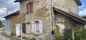 Maison en pierre avec grange attenante