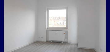 Klein + FEIN!! Modernisierte 2-Zimmer-Wohnung + Balkon, Vinyl-Designboden, Bad mit Wanne + Fenster